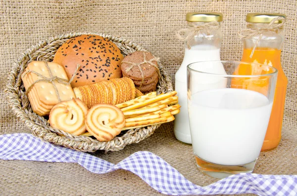 Whole wheat bread and biscuits in breakfast set — Stock Photo, Image