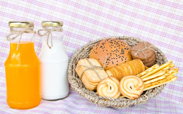 Whole wheat bread and biscuits — Stock Photo, Image