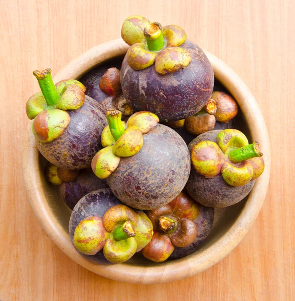 Mangostino en cuenco de madera —  Fotos de Stock