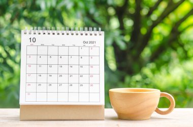 Ekim 2021 Planlayıcı için takvim masası Doğanın arka planındaki ahşap masa üzerinde planlama ve hatırlatma.