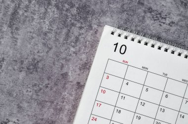 Ekim 2021 masa takvimini ahşap masaya kapat.