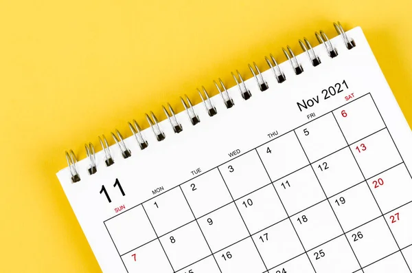 Close Listopad 2021 Kalendář Žlutém Pozadí — Stock fotografie