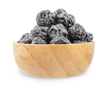 Beyaz arka planda izole edilmiş ahşap kasede tuzlanmış siyah erik, kırpma yolunu kaydet.