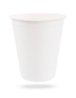Tek kullanımlık kağıt bardak beyaz arkaplanda izole edilmiş, kırpma yolunu kaydet.