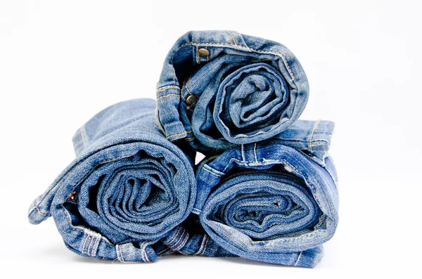 Roll jeans vaqueros azules dispuestos en pila — Foto de Stock