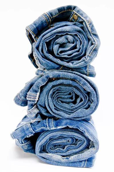 Roll jeans vaqueros azules dispuestos en pila — Foto de Stock
