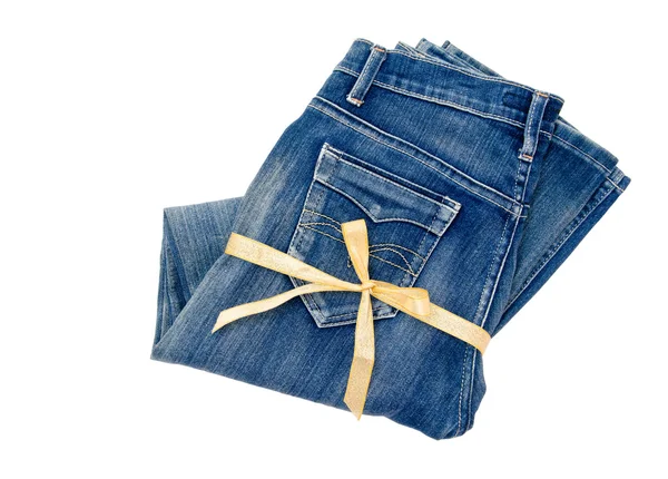 Jeans biru dan pita emas diisolasi pada latar belakang putih — Stok Foto