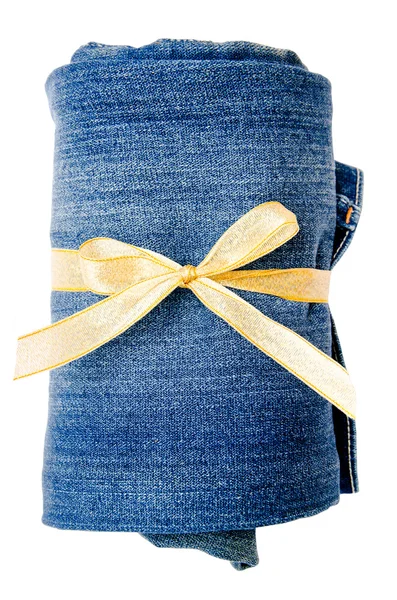 Niebieskie dżinsy i złota wstążka na białym tle — Zdjęcie stockowe