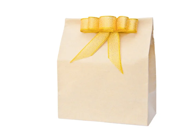 Reciclar bolsa de papel marrón y cinta de oro — Foto de Stock
