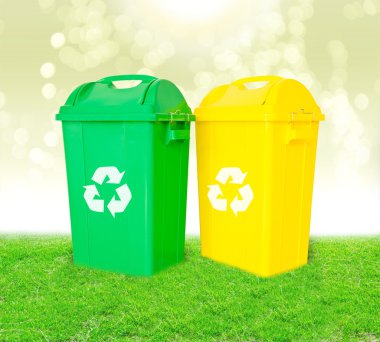 yeşil ve sarı plastik çöp konteyner ile geri dönüşüm geri dönüşüm.