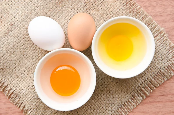 Różnych świeżych jaj i kacze jaja. — Zdjęcie stockowe