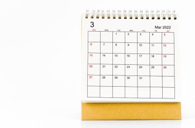 Beyaz arkaplanda Mart 2022 masa takvimi.