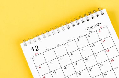 Aralık 2021 'de sarı arkaplanda masa takvimini kapat.