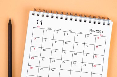 Kasım 2021 masa takvimini kalemle kapat.