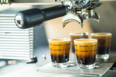 Siyah kahve kahve makinesi makineden cam. 