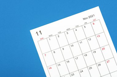 Mavi arkaplandaki Kasım 2021 takvim sayfasını kapat.