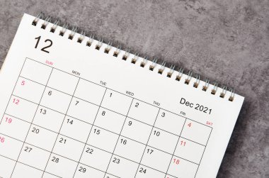 Aralık ayı masa takvimi 2022 'yi ahşap arka planda kapat.