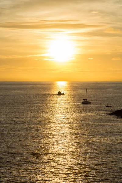 Jacht Sylwetkowy Łódź Andamańskim Morzu Zachodzie Słońca Phuket Południe Tajlandii — Zdjęcie stockowe