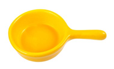 Beyaz bir arkaplanda izole edilmiş sarı seramik bardak, kırpma yolu.