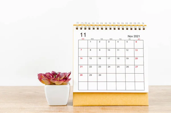 木製の背景に11月の机のカレンダー2021 — ストック写真