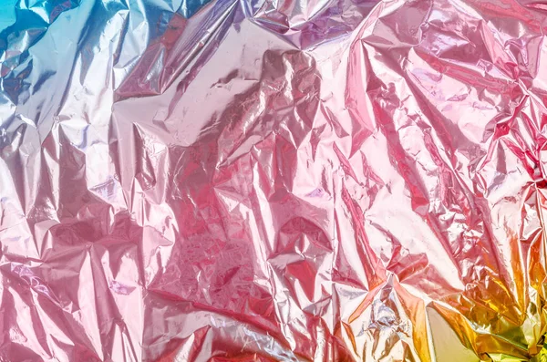 Parlak buruşuk yüzeyi olan renkli folyo arka plan doku arkaplanı.