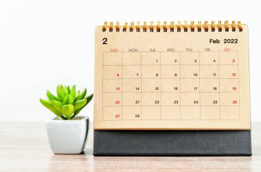 Ahşap arka planda Şubat masa takvimi 2021.