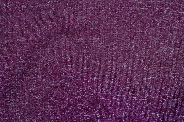 Arkaplan olarak desenli koyu mor kumaş.