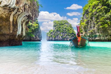 Tayland geleneksel uzun kuyruklu teknesi ve Tayland 'ın Phuket eyaletindeki güzel plaj..