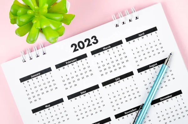 Μήνες Ημερολόγιο Γραφείου 2023 Στυλό Ροζ Φόντο — Φωτογραφία Αρχείου