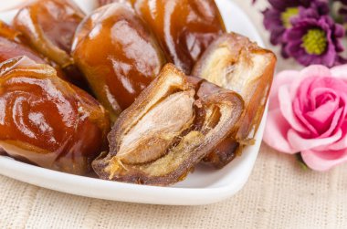 Kurumuş meyveler beyaz kasede.