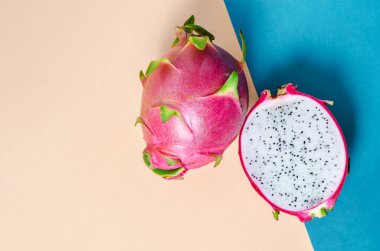 Güzel arka planda taze ejderha meyve dilimi.