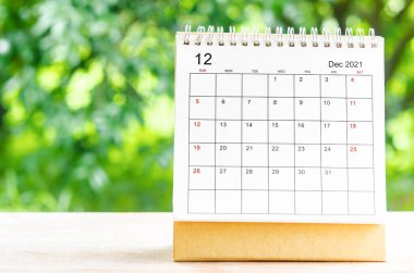 Aralık 2021 Doğa arkaplanındaki ahşap masa üzerinde planlama ve hatırlatma için Takvim masası.