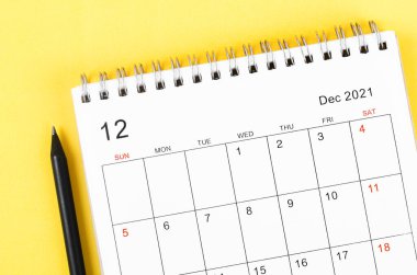 Yakın plan Aralık 2021 sarı arkaplan takvimi.
