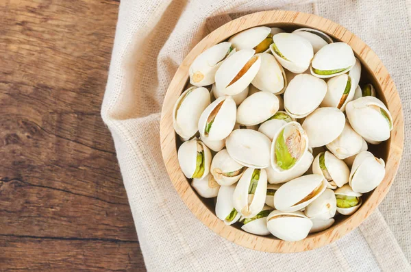 Pistacho Nueces Concha Tazón Sobre Fondo Mesa Madera —  Fotos de Stock