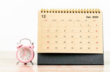 Masadaki Aralık 2022 takvimi.