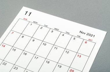 Gri arkaplandaki Kasım 2021 takvim sayfasını kapat.