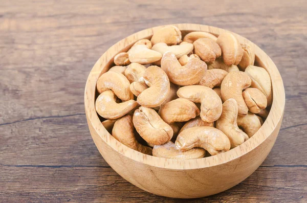 Sabrosas Nueces Anacardo Tazón Sobre Mesa Madera —  Fotos de Stock