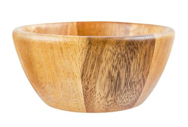 Beyaz arkaplanda izole edilmiş boş tahta bardak, kaydedilmiş kırpma yolu.