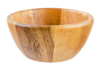 Beyaz arkaplanda izole edilmiş boş tahta bardak, kaydedilmiş kırpma yolu.