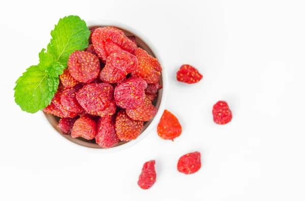 Die Getrockneten Süßen Erdbeeren Tasse Mit Grünen Blättern — Stockfoto