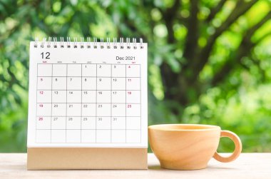 Aralık 2021 Doğa arkaplanındaki ahşap masa üzerinde planlama ve hatırlatma için Takvim masası.
