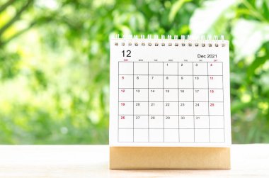 Aralık 2021 Doğa arkaplanındaki ahşap masa üzerinde planlama ve hatırlatma için Takvim masası.
