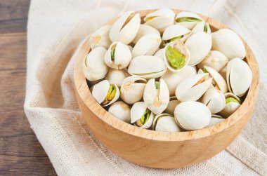 Fıstıklı şam fıstığı. Tahta masada kasede..