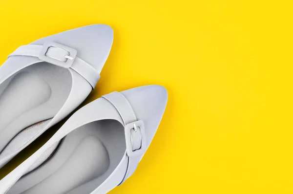 現代グレー色の女性の靴上の黄色の背景 — ストック写真