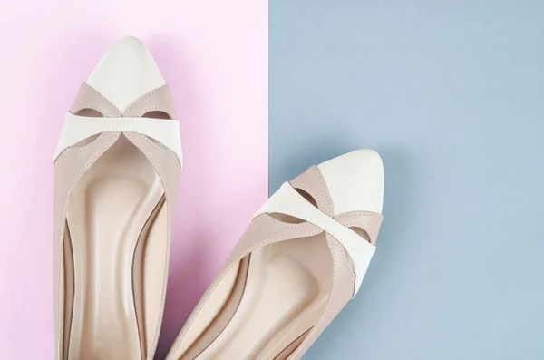 現代ピンク色の女性の靴上の美しい背景 — ストック写真