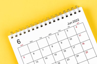Yakın plan Haziran 2022 sarı arkaplan takvimi.