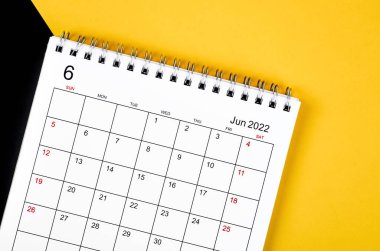 Sarı ve siyah arkaplanlı Haziran 2022 masa takvimi.