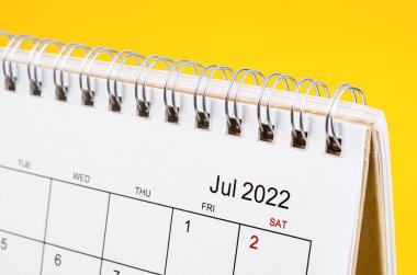 Yakın plan Temmuz 2022 sarı arkaplan takvimi.