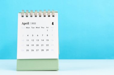 Mavi arkaplanda Nisan 2022 masa takvimi.