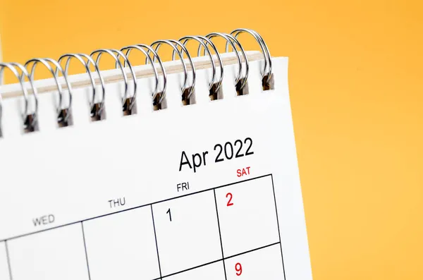 Close April 2022 Schreibtischkalender Auf Gelbem Hintergrund — Stockfoto